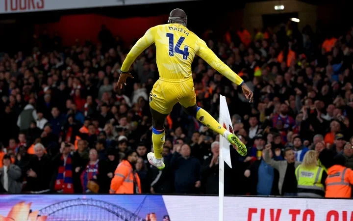 Liverpool on the brink as Arsenal held by Palace