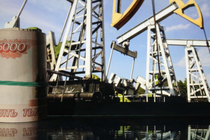 Strong Ruble, Weak Budget: Russia's Oil Boom Fizzles in Ruble Terms