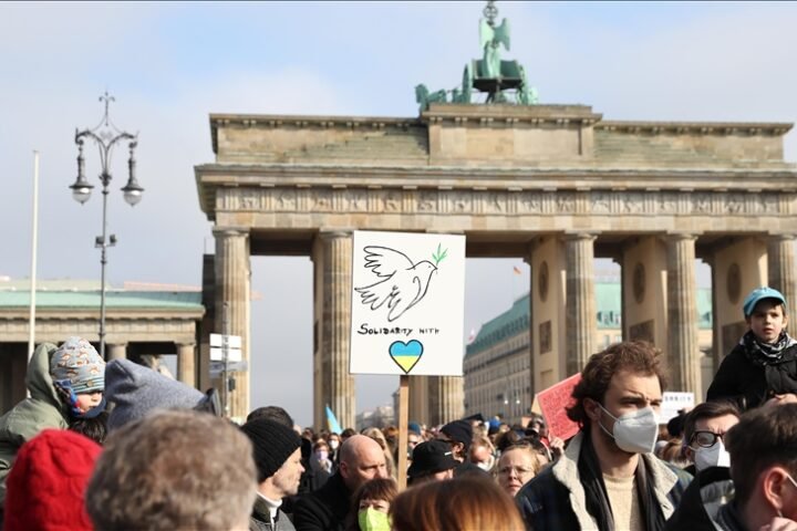 Flyers in Berlin call on Germans to join Ukraine’s fight