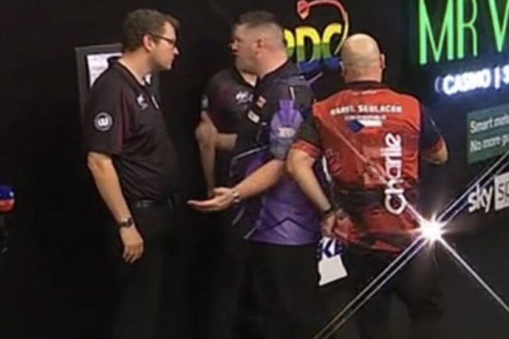 Daryl Gurney confronts referee after early Grand Slam of Darts elimination