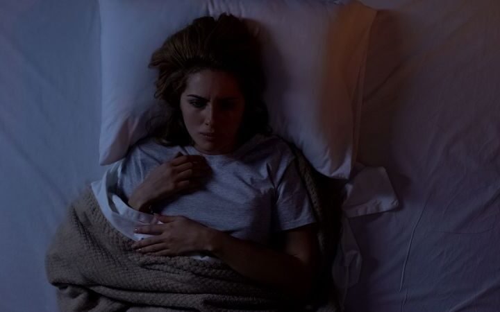 How to manage racing thoughts during sleep and improve restfulness