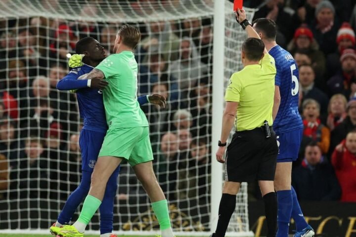 Idrissa Gueye sent off after striking teammate Michael Keane in Manchester United clash