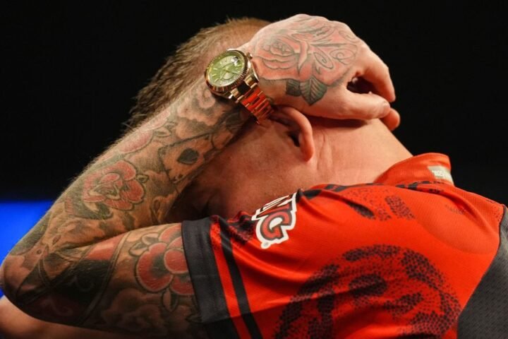 Michael Smith emotional after return from injury at Grand Slam of Darts