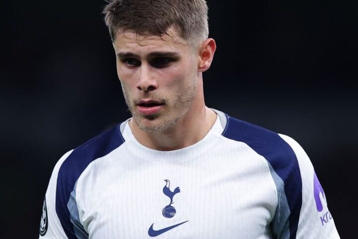 Tottenham fans jokingly boo Micky van de Ven after sideways pass against Manchester United