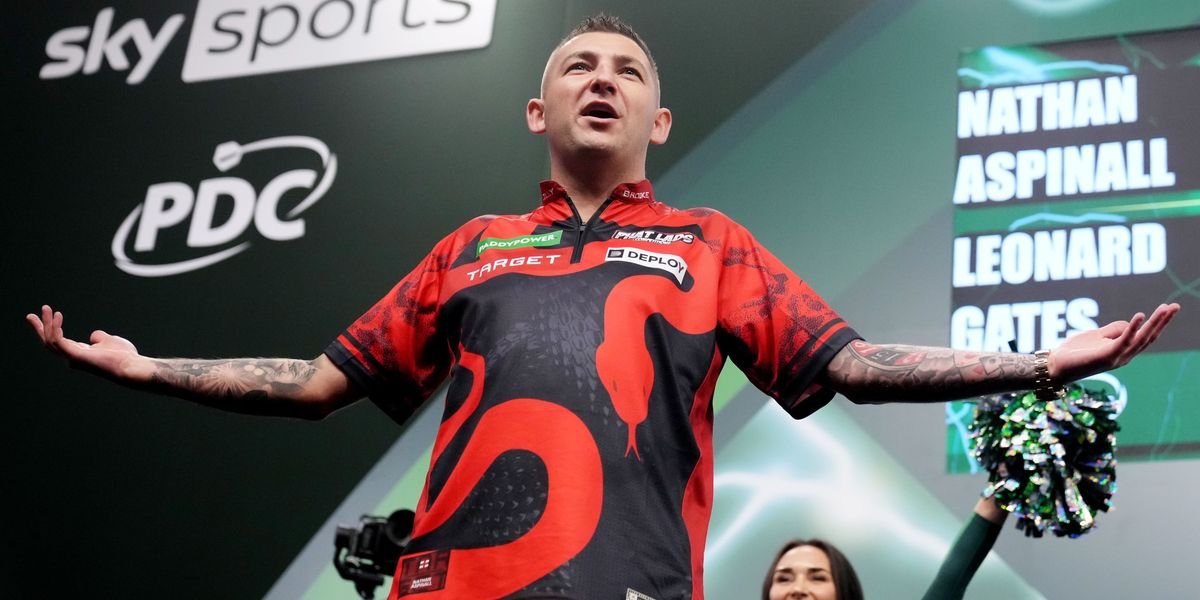 Aspinall overcomes cheeky scare from Gates to secure World Darts Championship victory
