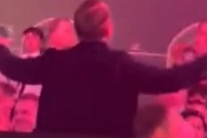 Ray Parlour responds to 'boring' chants at World Darts Championship with a pint