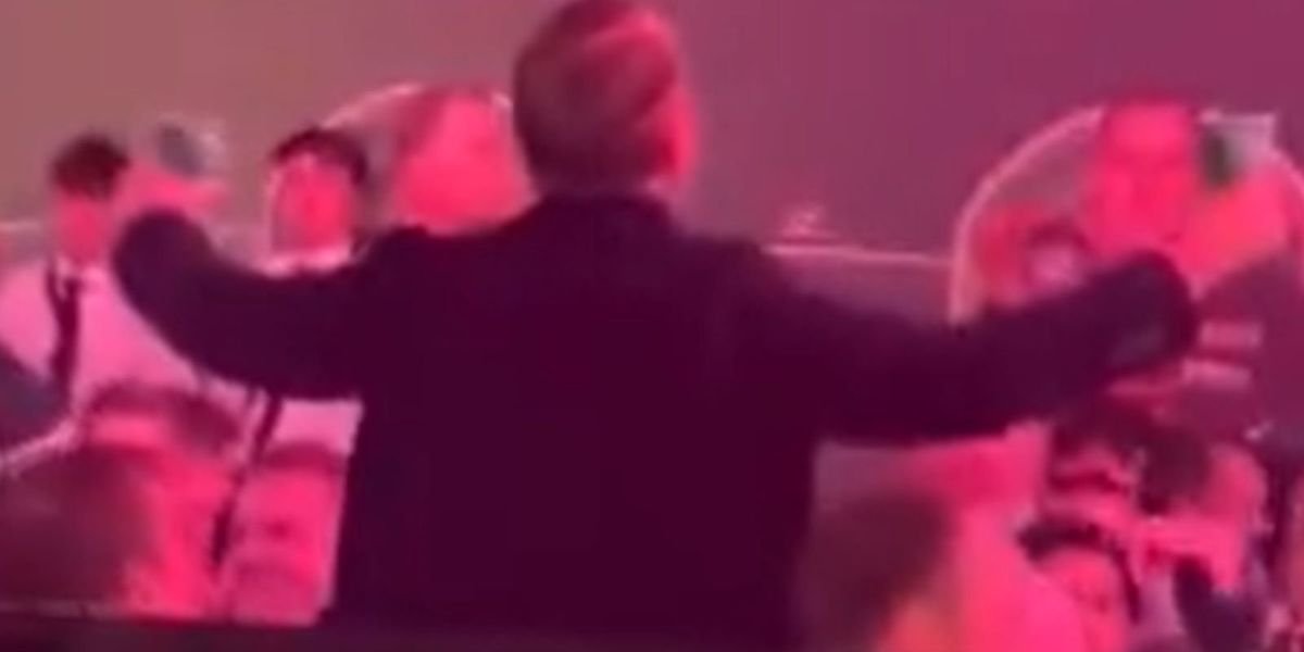 Ray Parlour responds to 'boring' chants at World Darts Championship with a pint