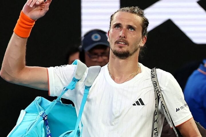 Alexander Zverev criticized for failing to seize opportunity in Australian Open semi-final loss to Carlos Alcaraz