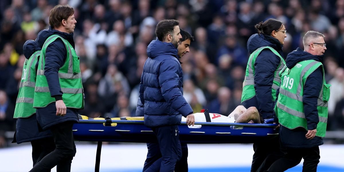 Ben Davies stretchered off with severe leg injury during Tottenham's match against West Ham