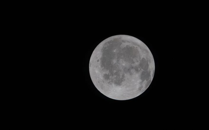 Artemis II astronauts share stunning lunar images as they approach historic moon flyby