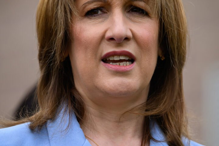 Experts urge Rachel Reeves to reduce welfare spending as UK national debt approaches pandemic levels