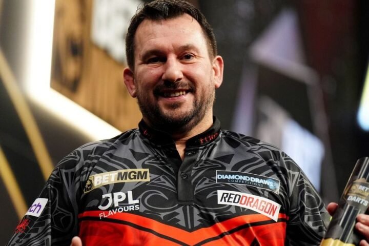 Jonny Clayton forgets wedding anniversary while focusing on Premier League victory over Luke Littler