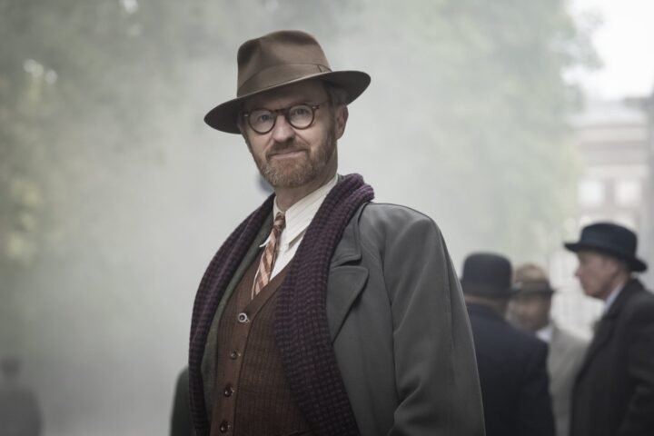 Mark Gatiss portrays chilling gangster in powerful Brecht satire at RSC