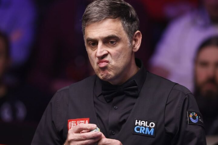 Ronnie O'Sullivan uses backup cue from under his bed to secure World Championship win