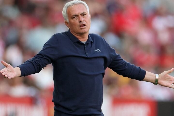 Mourinho clashes with players and security after Benfica's draw against Famalicao
